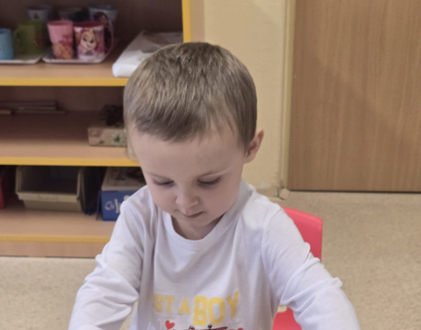 Kuřátka válí hlínu